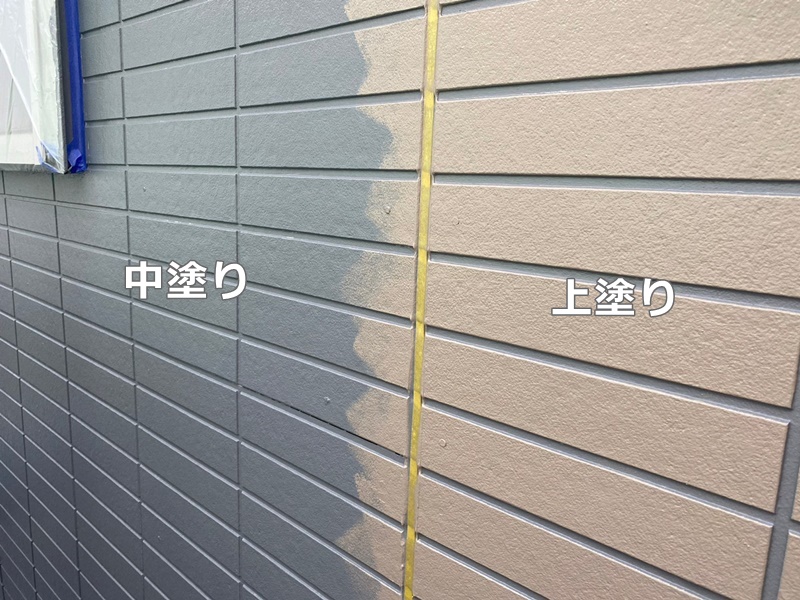 外壁塗装工事川崎市多摩区　サイディング2色仕上げ　中、上塗り