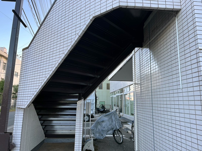 マンション大規模修繕工事 東京都あきる野市 階段上塗り後