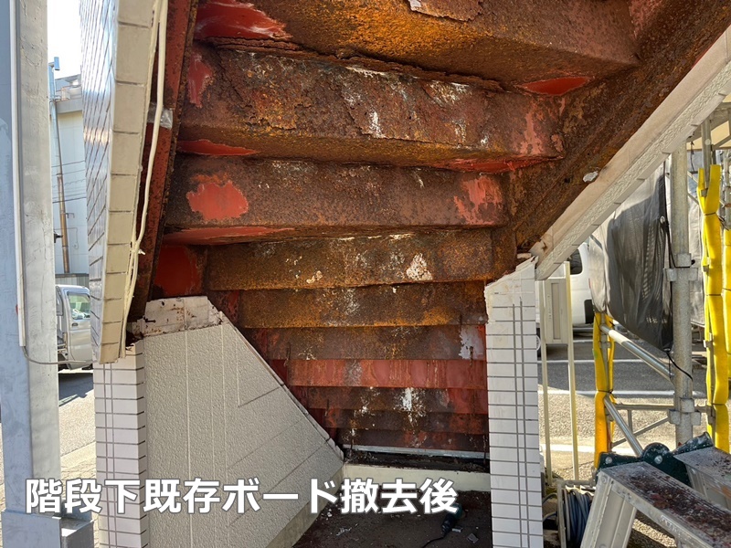 ビル外壁塗装工事　東京都あきる野市　階段下既存ボード撤去後