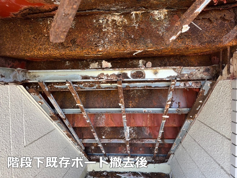 ビル外壁塗装工事　東京都あきる野市　階段下既存ボード撤去後