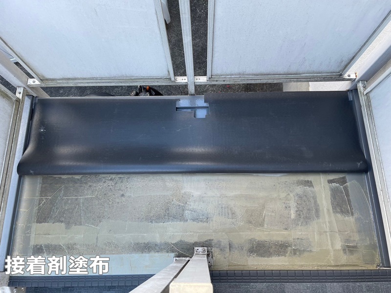 階段廊下防水工事　東京都多摩市　接着剤塗布