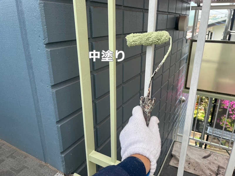 アパート階段塗装工事～東京都世田谷区　中塗り