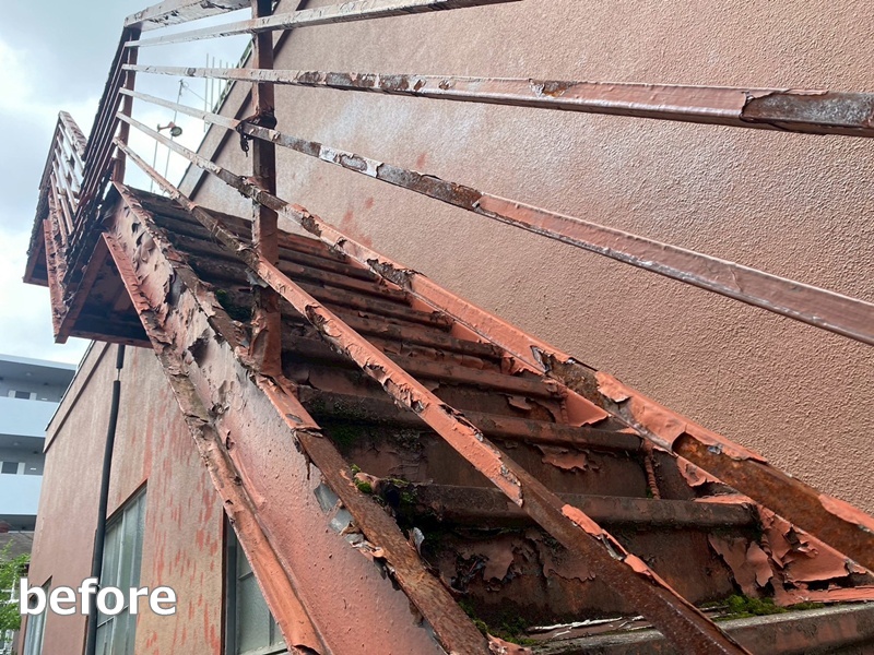 階段屋根板金補修工事　東京都大田区　工事前