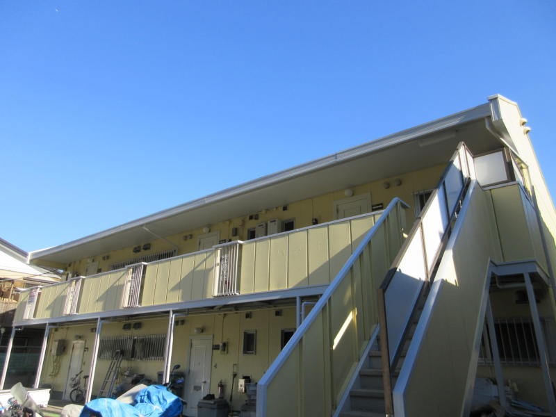 アパートの塗装　サイディング外壁とコロニアル屋根の塗装