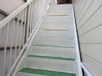 階段塗装工事（下塗り中）