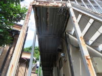 階段改修工事施工前の腐食が進んだ状態