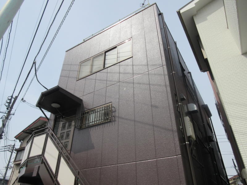 川崎市中原区3階建て住宅 外壁塗装と屋上防水と階段タキステップ5W施工