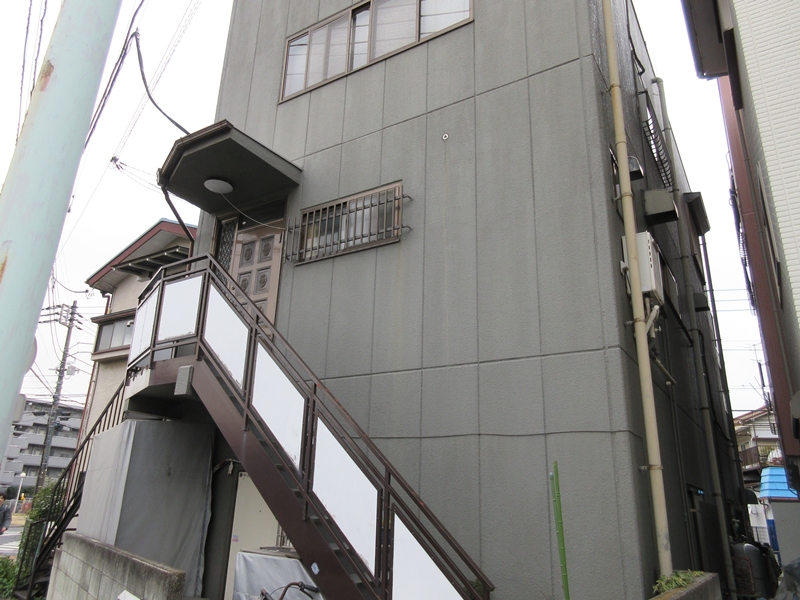 川崎市中原区3階建て住宅　外壁塗装と屋上防水と階段タキステップ5Ｗ施工