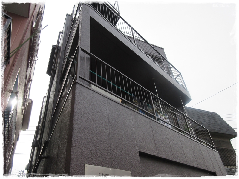川崎市中原区3階建て住宅 外壁塗装と屋上防水と階段タキステップ5W施工