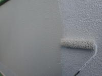 外壁塗装厚膜下塗りの施工中