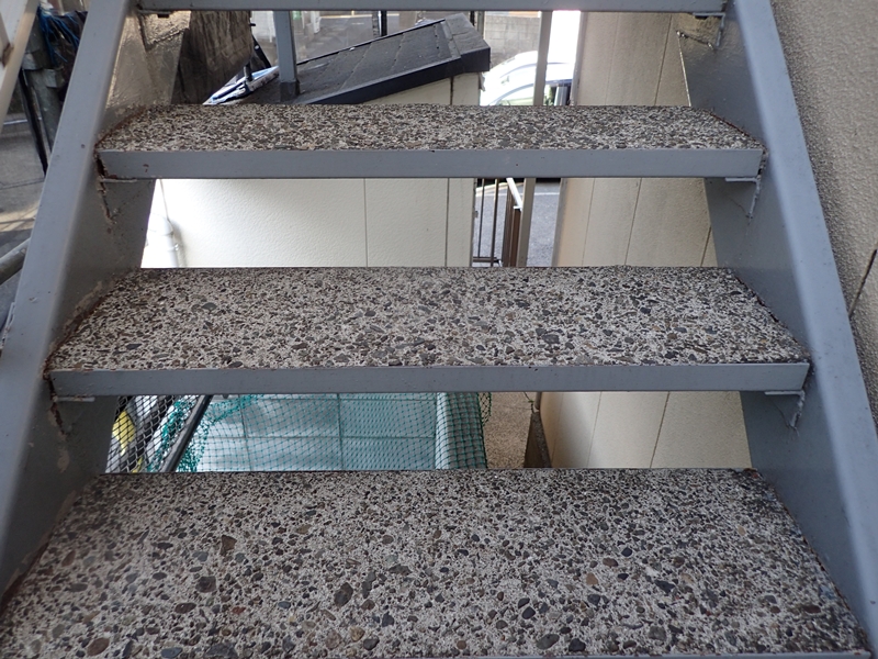 アパートの劣化する階段　タキステップ3W施工