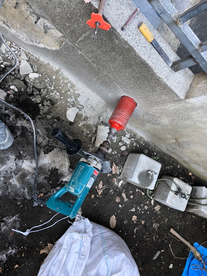 雨漏り修理　排水溝設置作業