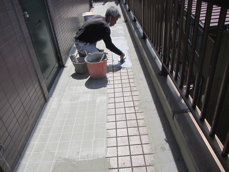 鉄階段廊下の雨漏り　カチオンセメント塗り