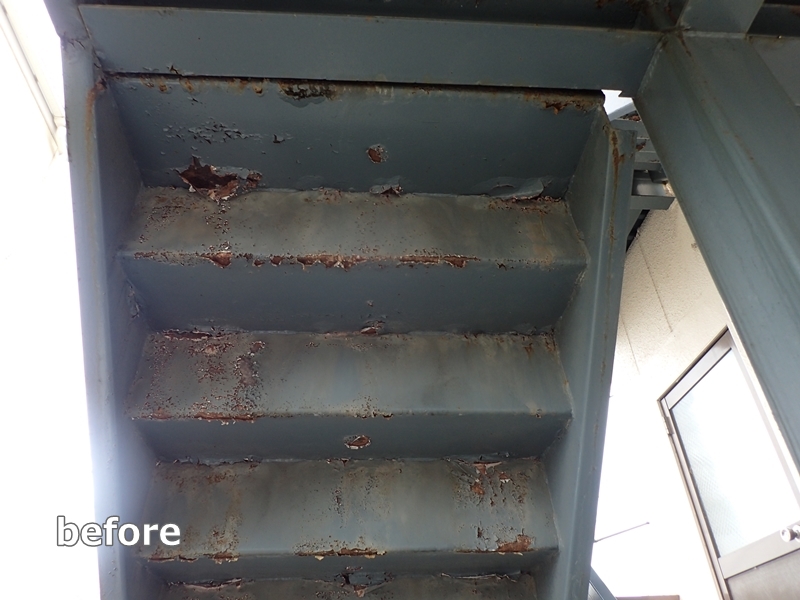階段タイル劣化による　階段裏の錆