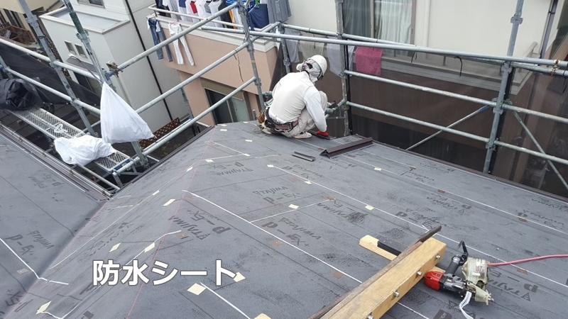 屋根が飛ぶ　コロニアル屋根材の修繕工事　屋根カバー工法